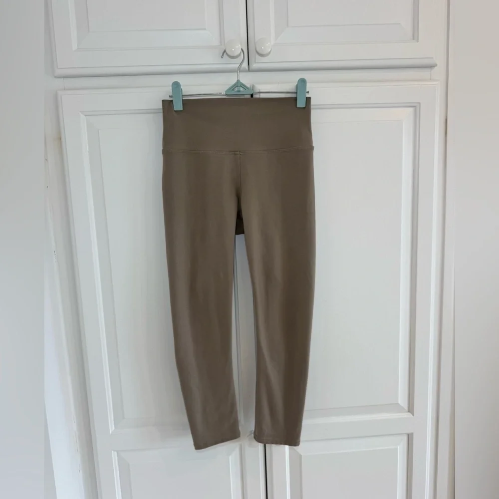 Alo Yoga High-Waist Airbrush Capri Leggings XS